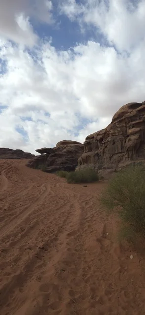 تضاريس صحراء تبوك السعودية مع التكوينات الصخرية