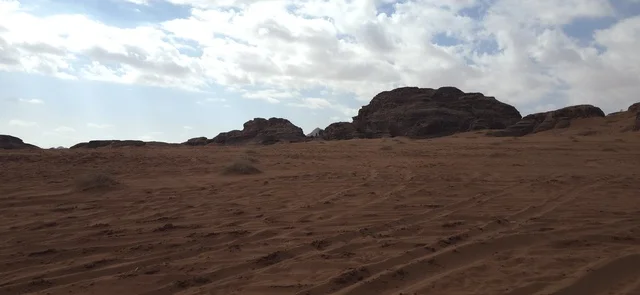 الطبيعة الصحراوية والجبلية في تبوك السعودية