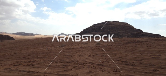 جبال وصحراء الرمال الحمراء في مدينة تبوك بالسعودية