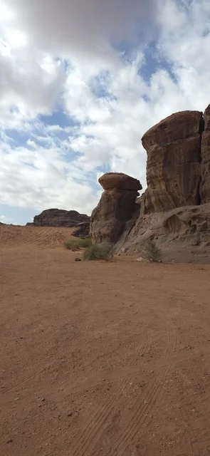 التكوينات الصخرية في صحراء تبوك بالمملكة العربية السعودية