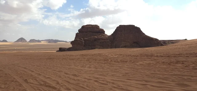 التكوينات الصخرية في صحراء تبوك بالمملكة العربية السعودية