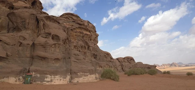 التكوينات الصخرية في صحراء تبوك السعودية