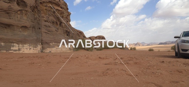 سيارة دفع رباعي في صحراء وجبال تبوك السعودية