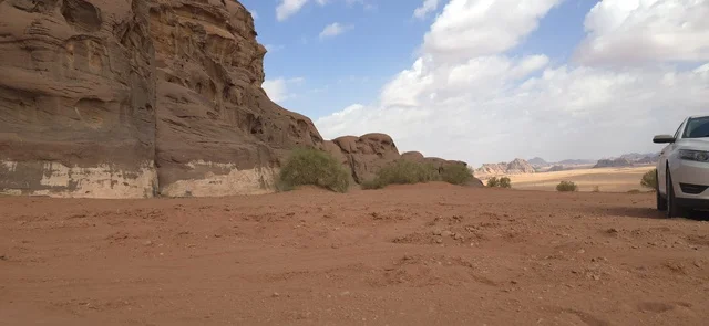 سيارة دفع رباعي في صحراء وجبال تبوك السعودية