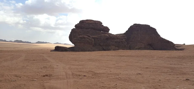 التشكيلات الصخرية في صحراء تبوك بالمملكة العربية السعودية