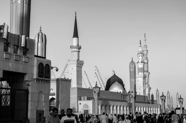 المسجد النبوي في المدينة المنورة بالأبيض والأسود