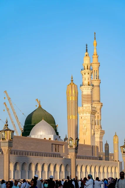 المسجد النبوي في المدينة المنورة والقبة الخضراء بالنهار