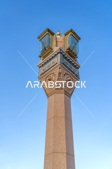 عمود إنارة مزخرف في ساحات المسجد النبوي بالمدينة المنورة