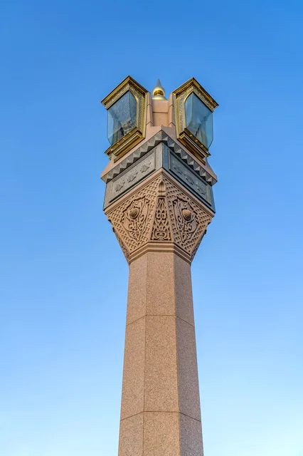 عمود إنارة مزخرف في ساحات المسجد النبوي بالمدينة المنورة عمود إنارة مزخرف في ساحات المسجد النبوي بالمدينة المنورة