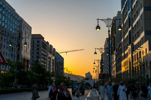 شارع ومنطقة فنادق في المدينة المنورة وقت الغروب