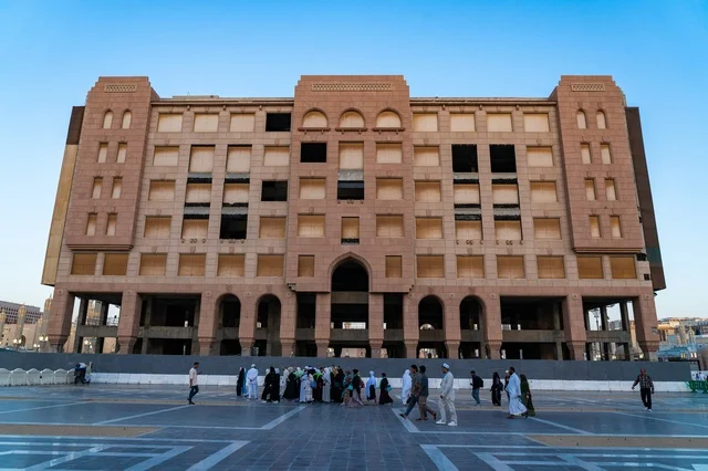 مباني المدينة المنورة والزوار في ساحة الحرم