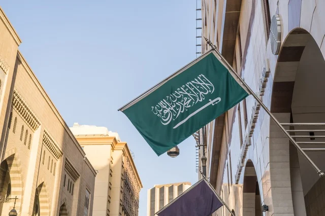 علم المملكة العربية السعودية في المدينة المنورة
