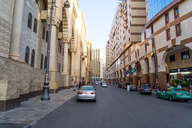 شارع المدينة المنورة مع الفنادق وحركة السيارات