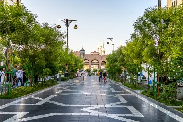 ساحة المشاة في المدينة المنورة المؤدية للمسجد النبوي