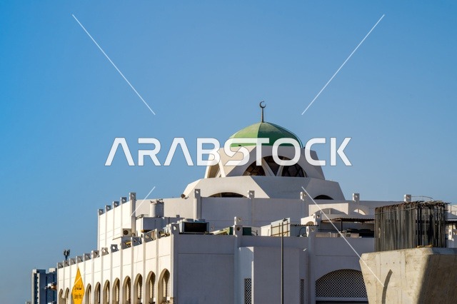 مسجد بقبة خضراء في المدينة المنورة تحت سماء صافية
