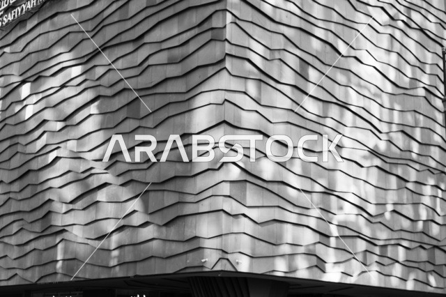 واجهة مبنى حديث في المدينة المنورة أبيض وأسود