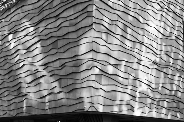 واجهة مبنى حديث في المدينة المنورة أبيض وأسود