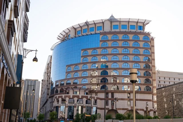 هندسة معمارية لفندق حديث في المدينة المنورة