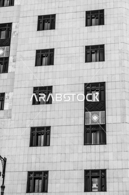 واجهة مبنى في المدينة المنورة باللونين الأبيض والأسود