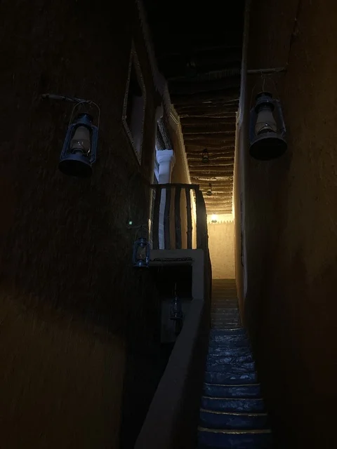 درج تقليدي في متحف العقيلات بمدينة بريدة القصيم درج تقليدي في متحف العقيلات بمدينة بريدة القصيم