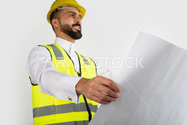 بورتريه رجل مهندس سعودي عربي ،  مهندس ماهر محترف في المخططات ، رجل مهندس خليجي ، خلفية بيضاء