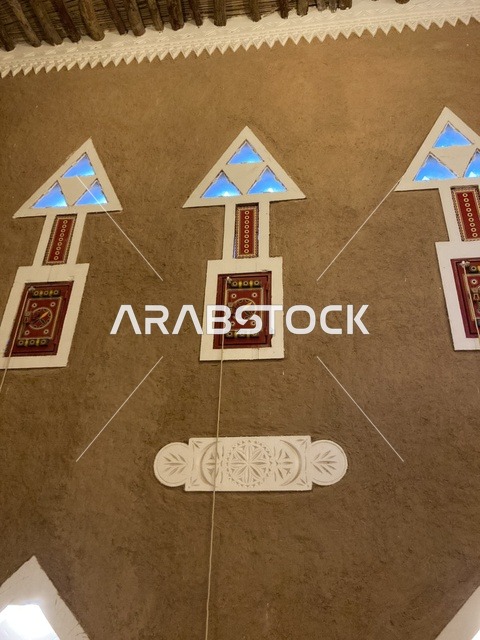 جدار بنقش ماسي في متحف العقيلات ببريدة القصيم