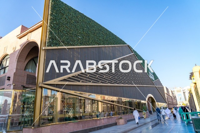 واجهة مبنى حديثة بتصميم هندسي في المدينة المنورة