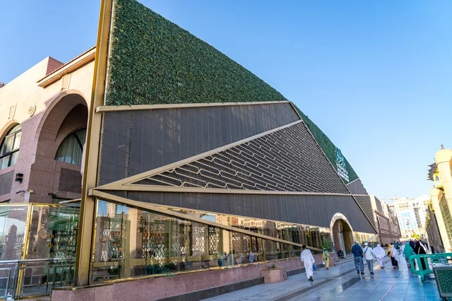 واجهة مبنى حديثة بتصميم هندسي في المدينة المنورة