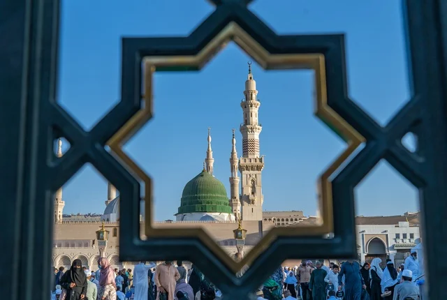 القبة الخضراء والمسجد النبوي الشريف في المدينة المنورة