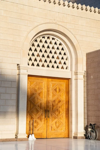 باب مسجد خشبي تقليدي في المدينة المنورة بتصميم إسلامي