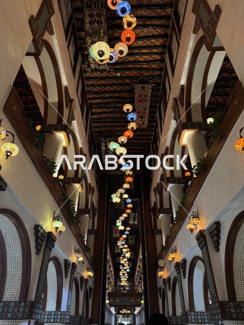 تصميم داخلي تقليدي في قطر مع فوانيس ملونة معلقة