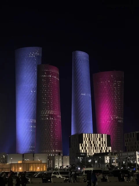 أبراج الجابر التوأم في لوسيل قطر ليلاً