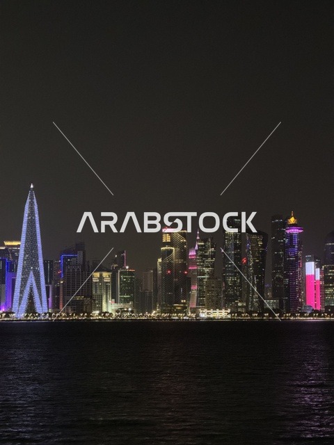 أفق مدينة الدوحة قطر ليلاً مع ناطحات السحاب