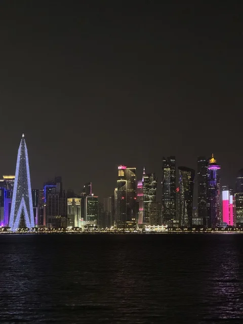 أفق مدينة الدوحة قطر ليلاً مع ناطحات السحاب