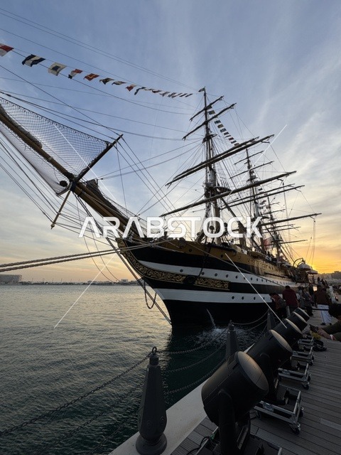 سفينة شراعية في ميناء قطر عند الغروب