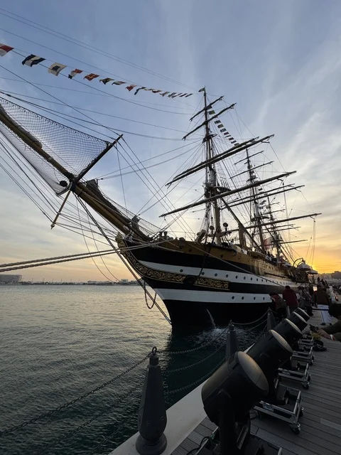 سفينة شراعية في ميناء قطر عند الغروب