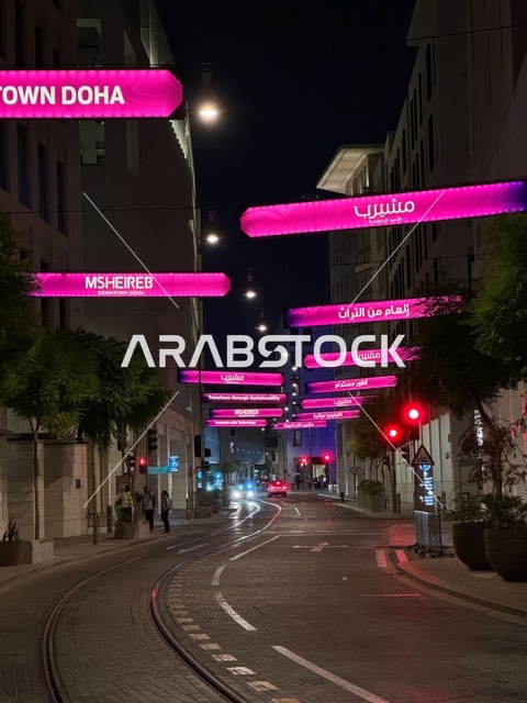 شارع مشيرب في الدوحة مع لوحات نيون ليلاً