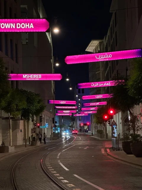 شارع مشيرب في الدوحة مع لوحات نيون ليلاً
