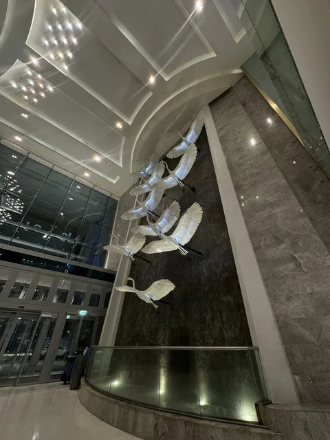 ديكور داخلي فاخر مع منحوتة طيور في قطر