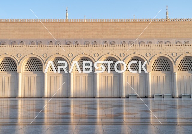 واجهة المسجد النبوي في المدينة المنورة وانعكاسات الساحة