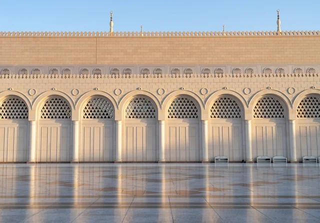 واجهة المسجد النبوي في المدينة المنورة وانعكاسات الساحة