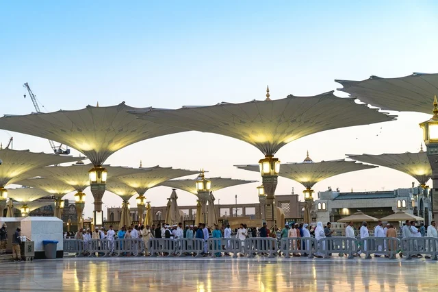 مظلات المسجد النبوي في ساحات المدينة المنورة فجرًا مظلات المسجد النبوي في ساحات المدينة المنورة فجرًا