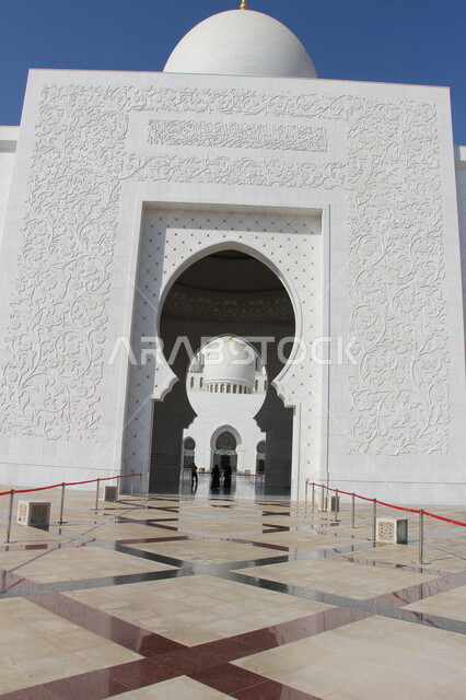 جامع الشيخ زايد بن سلطان آل نهيان في أبوظبي بدولة الإمارات العربية المتحدة ، مسجد الشيخ زايد بأبو ظبي ، العبادة والتقرب الى الله ، الفن الاسلامي المعماري في الإمارات ، قبة مسجد الشيخ زايد الكبير