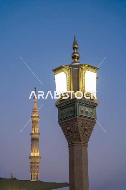 مئذنة المسجد النبوي وفانوس إنارة في المدينة المنورة ليلاً