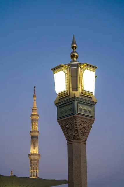 مئذنة المسجد النبوي وفانوس إنارة في المدينة المنورة ليلاً