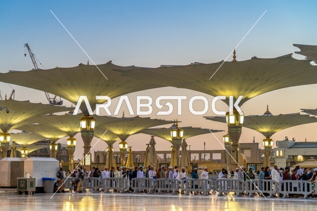 مظلات المسجد النبوي في المدينة المنورة وقت الغروب