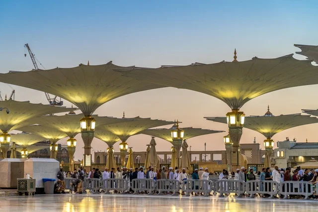 مظلات المسجد النبوي في المدينة المنورة وقت الغروب