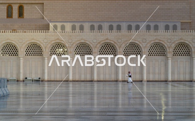 ساحة المسجد النبوي في المدينة المنورة والأقواس الإسلامية