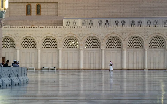 ساحة المسجد النبوي الشريف في المدينة المنورة