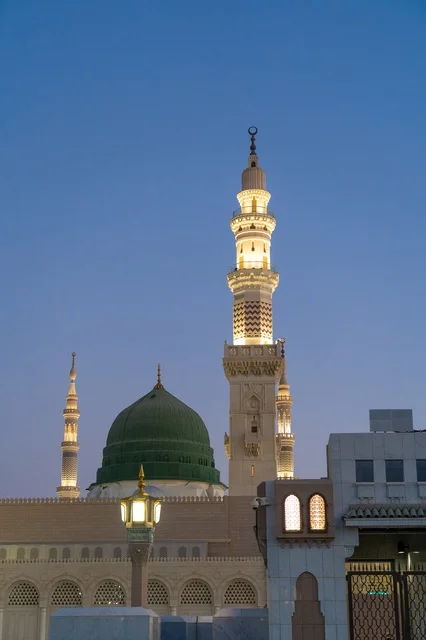 القبة الخضراء ومآذن المسجد النبوي الشريف في المدينة